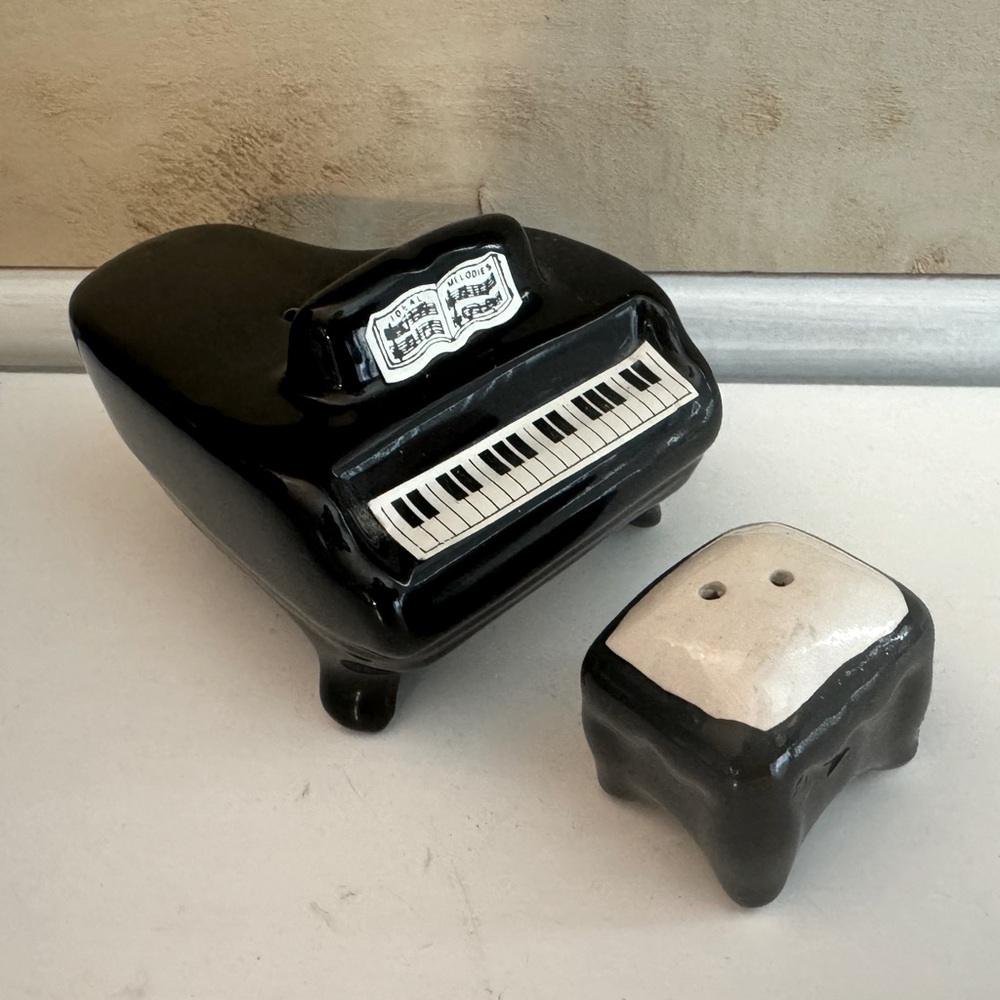 Piano salt and pepper shakers